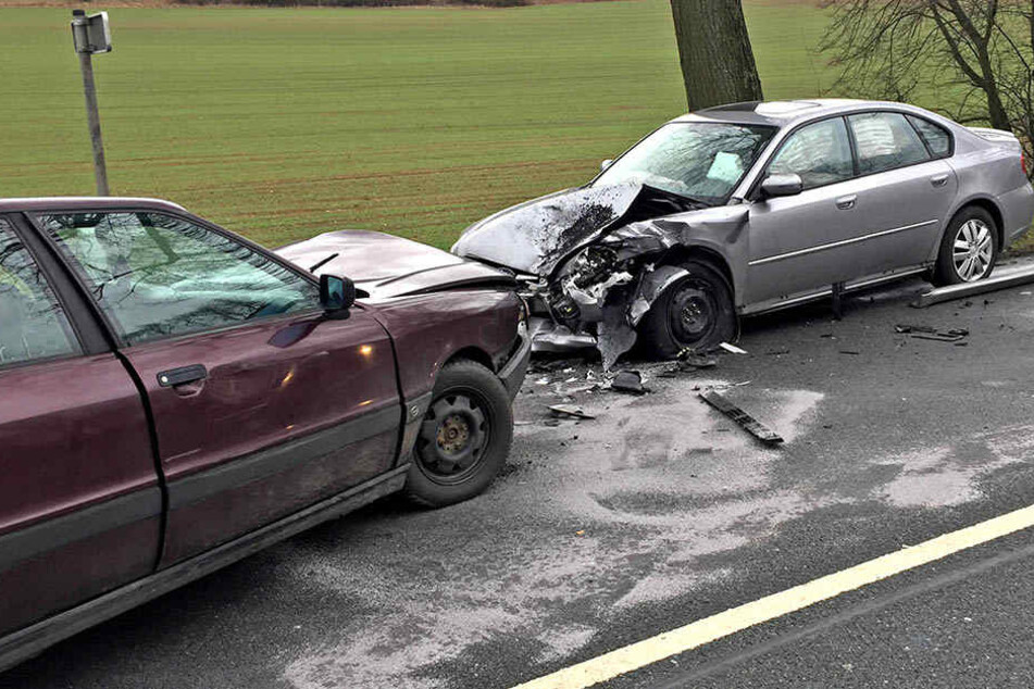 Audi und Subaru kollidierten frontal miteinander.