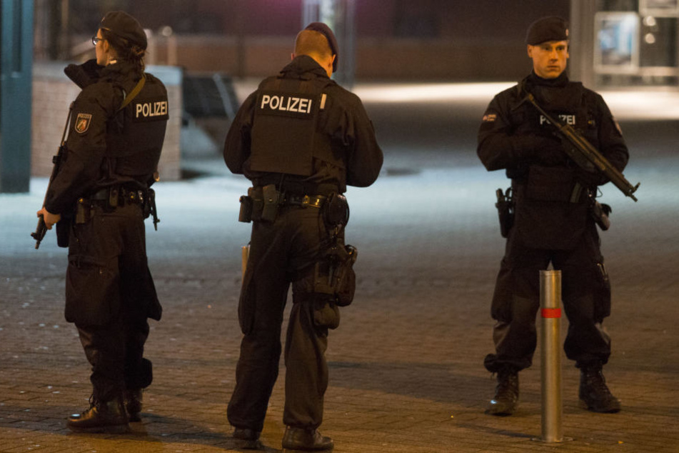 Die Polizei sicherte das Einkaufszentrum und den Weihnachtsmarkt in Oberhausen zusätzlich ab.