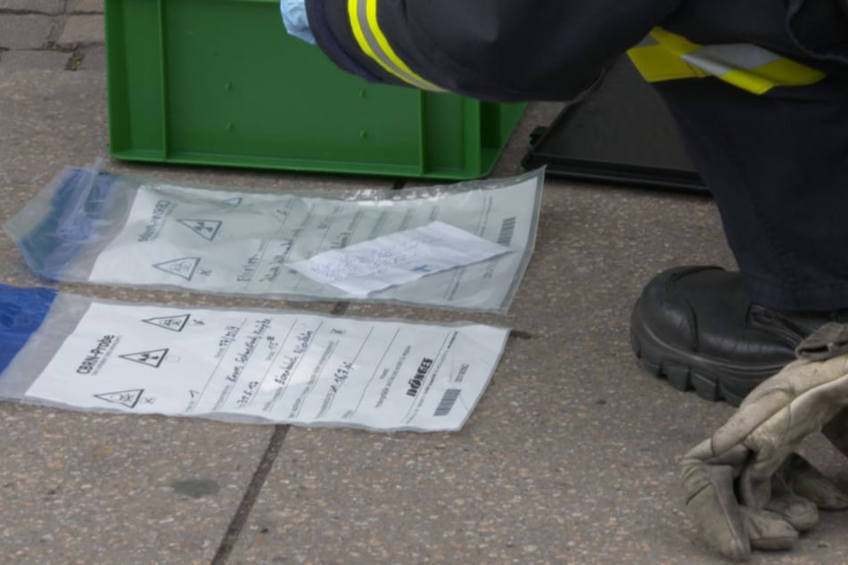 Gefahrstoff-Spezialisten der Feuerwehr stellten Brief und Todesdrohung sicher.