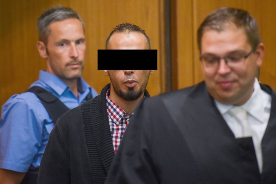 Abdelkarim E. B. (Mitte) erwartet wohl eine Gesamstrafe von elf Jahren Haft.
