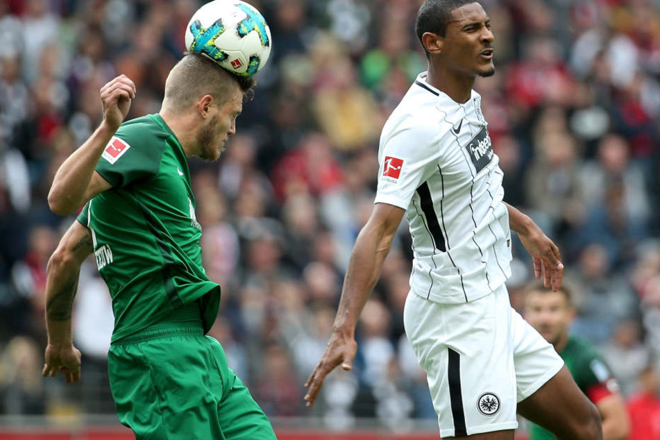 Augen zu und durch: Sebastian Haller (r.) und Eintracht Frankfurt haben zu Hause noch keinen Punkt geholt.