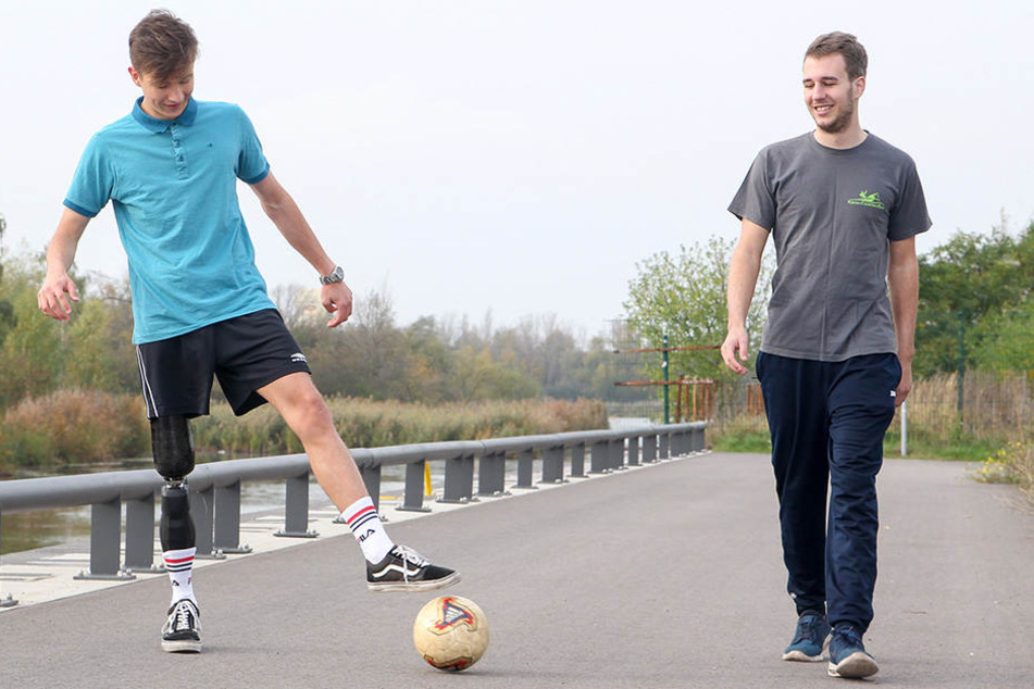 Leo und Kumpel Tim beim Bolzen. Seit der Amputation ist Leo wieder voll am Start.