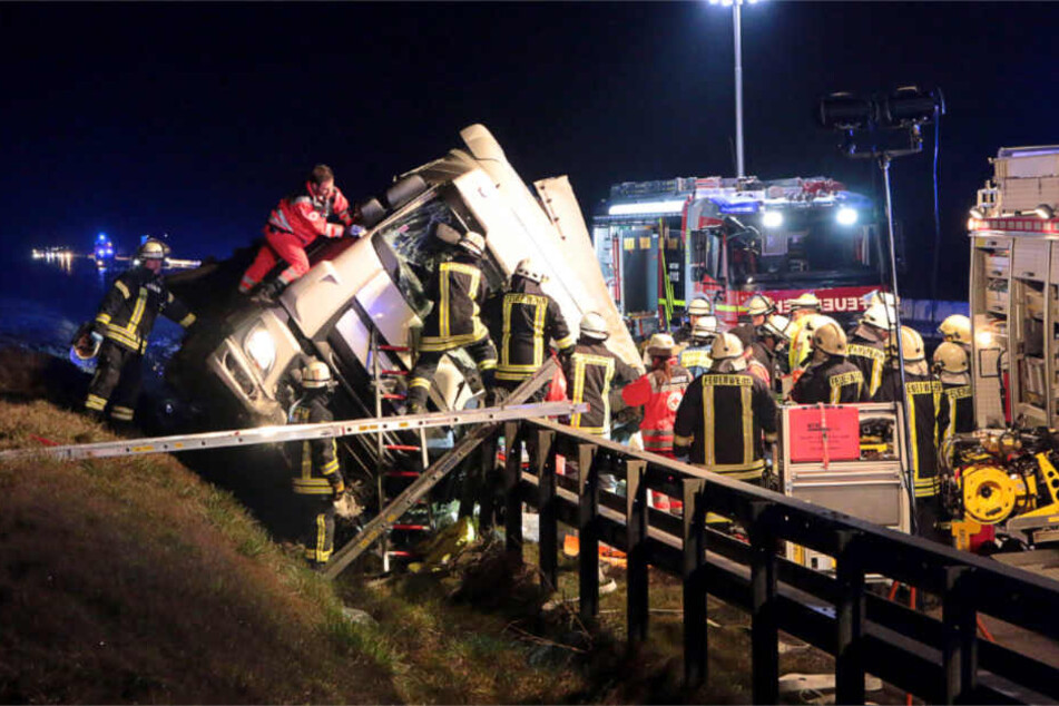 Der Truck war nach rechts von der Fahrbahn abgekommen.