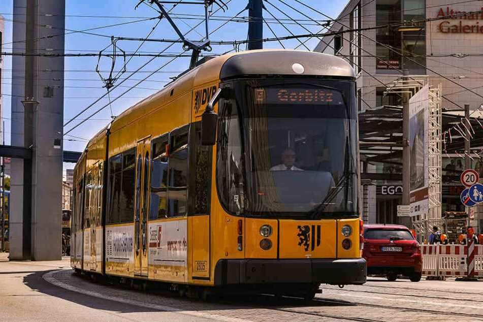 125 Jahre später fahren diese modernen Straßenbahnen durch Dresden.