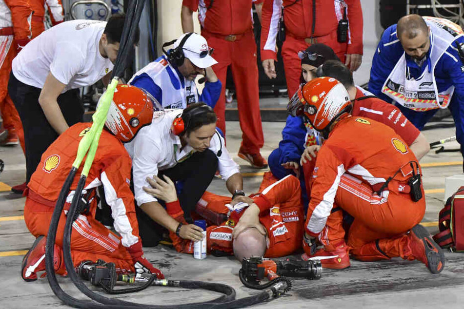 Nach dem Vorfall liegt der Mechaniker verletzt auf dem Boden, hält sich das Gesicht vor Schmerzen.