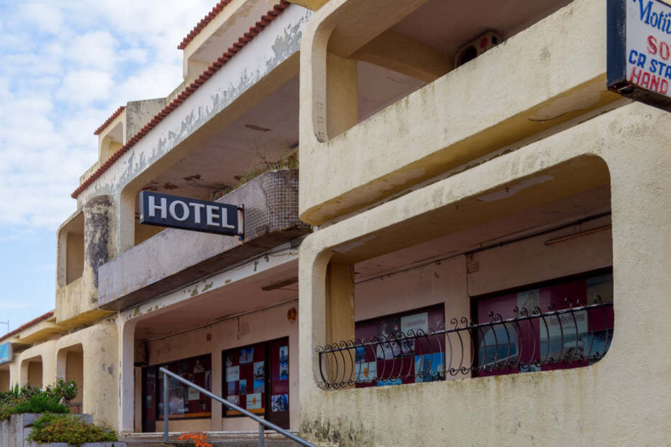 Bruchbude statt Badehotel: Wenn man das Hotel wechseln muss, kann man den anteiligen Reisepreis für einen entgangenen Urlaubstag geltend machen.