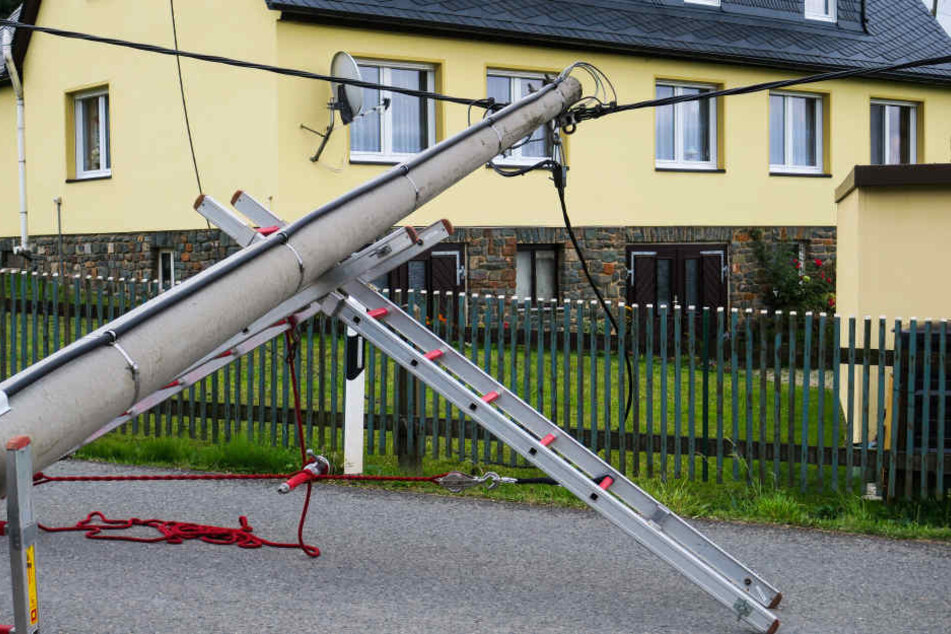 Der Mast musste mit Leitern abgestützt werden.