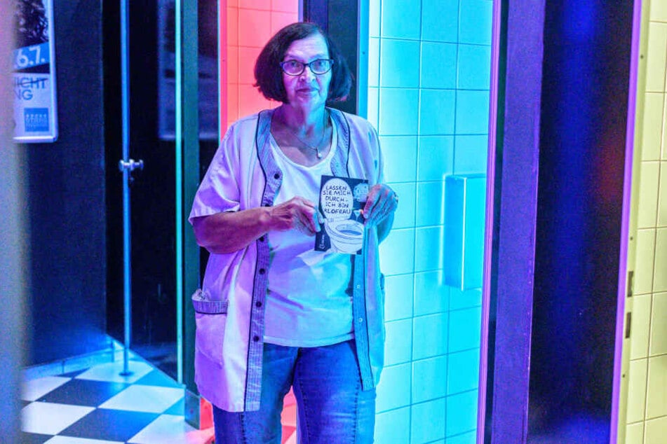 Die 62-Jährige hat über ihre Erlebnisse als Toilettenfrau in der Discothek ein Buch geschrieben.