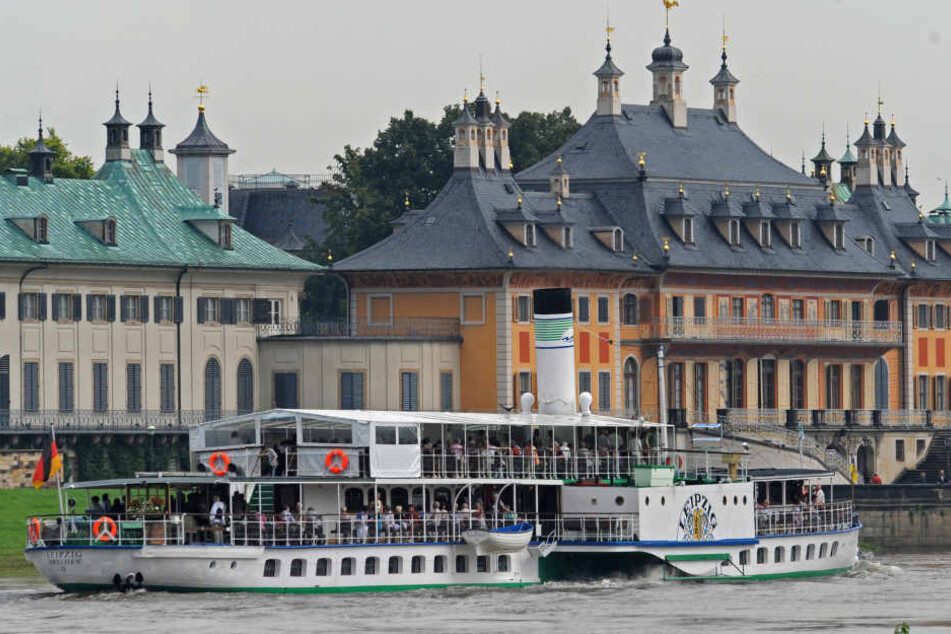 Besucherrückgang! Wegen des Niedrigwassers der Elbe musste die Dampfschifffahrt eingestellt werden. Das merkt auch das Schloss Pillnitz (Bild).