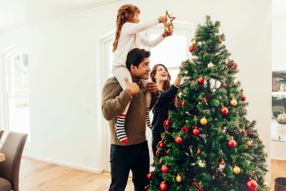 Damit der Weihnachtsbaum lange haltbar und so schön grün bleibt, sollte man einige Dinge beachten.
