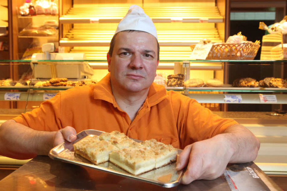 Noch darf Roland Ermer (55), Bäckermeister in Bernsdorf und Landesobermeister der Bäckerinnung Saxonia, den Kuchen ohne Bon über den Tresen reichen.