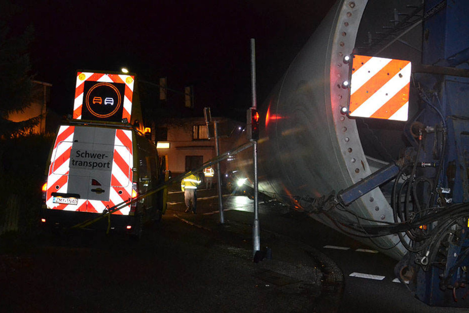 Ein Schwertransporter blieb Montagnacht im Stadtgebiet Oldenburg stecken.