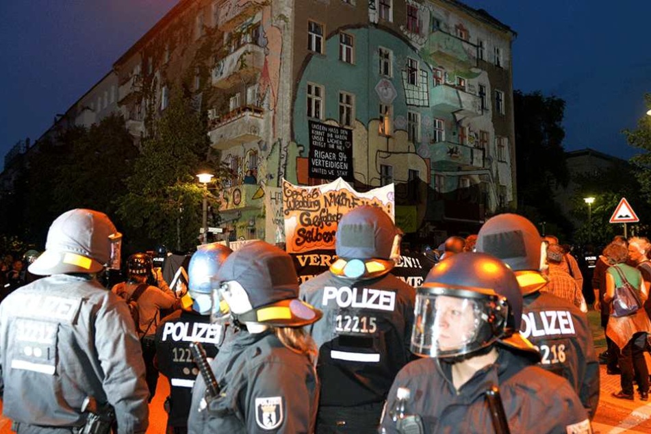 Nach der Teilräumung der Rigaer Straße 94 (Foto) in Berlin gab es Ausschreitungen. Als Reaktion darauf führte die Polizei am Mittwoch Razzien durch.