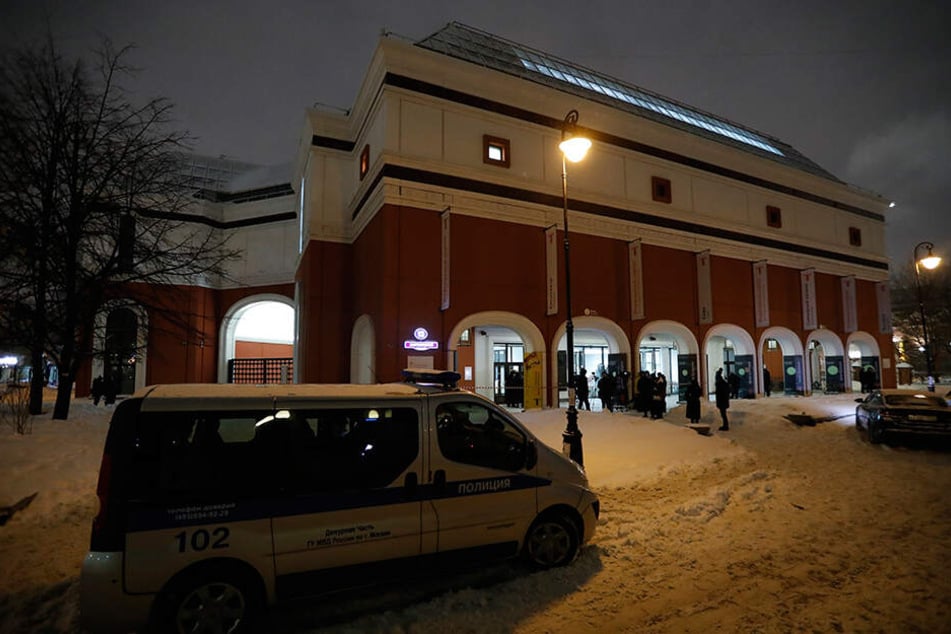 Polizei steht an der staatlichen Tretjakow-Galerie, aus der am Sonntag ein Ölgemälde eines berühmten russischen Landschaftsmalers geklaut wurde.