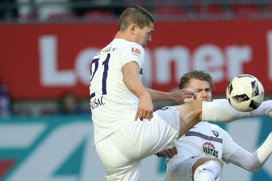 Mit vereinten Kräften klären Adam Susac und Steve Breitkreutz
