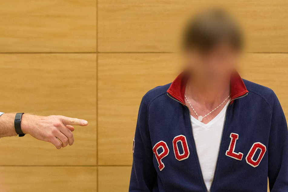 Der Angeklagte Artur T. (49) brach während des Prozesses im Landgericht Bielefeld zusammen.