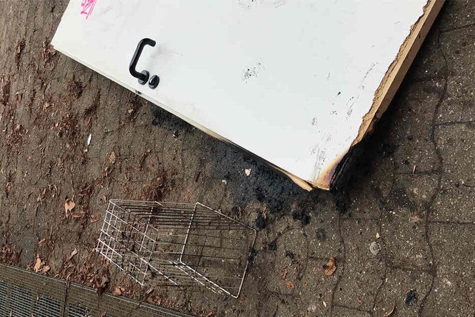Papiertücher in diesem Mülleimer lösten den Brand aus. Auch die Tür fing Feuer.