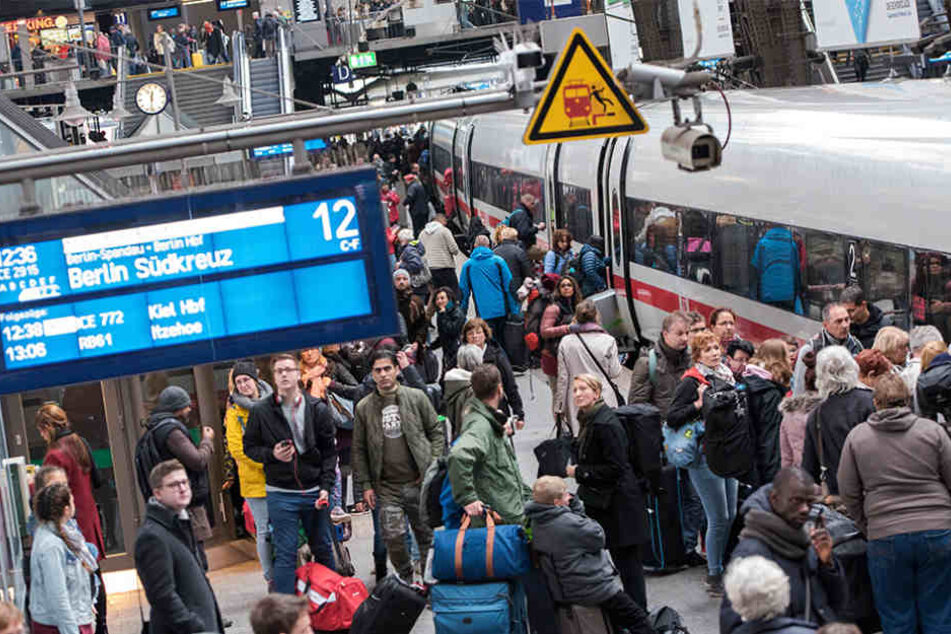Fahrgäste steigen in Hamburg am Hauptbahnhof in einen ICE nach Berlin ein.