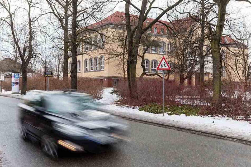 Das Schild "Achtung Kinder" soll Autofahrer vom Rasen abhalten.
