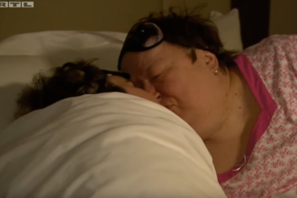 Ein zärtlicher Gute-Nacht Kuss von Mama Irene. Vielleicht ist Beate diese Nöhe mittlerweile zu viel. Immerhin ist die Bachelorette schon 33.