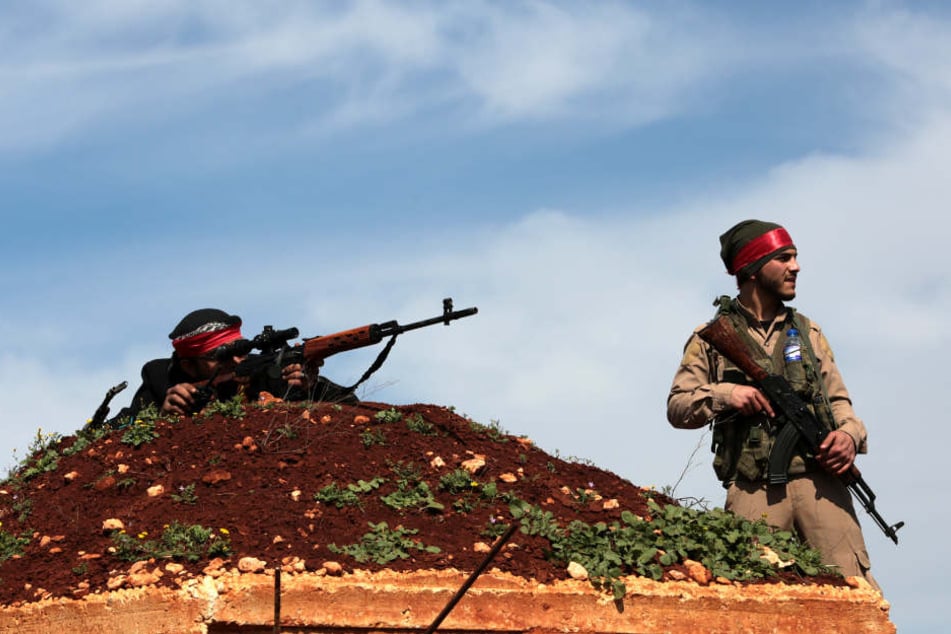 Kämpfer der Freien Syrischen Armee (FSA) machen mit der türkischen Armee bei Afrin im Norden Syriens gemeinsame Sache.