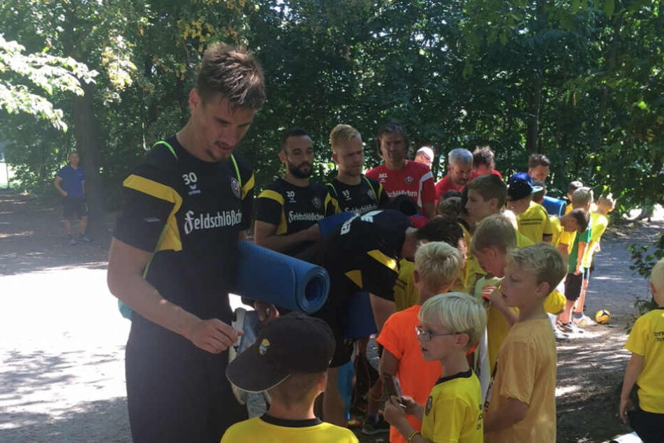 Die Autogramme von Pokalheld Stefan Kutschke waren gestern bei den Kids der„Dynamo-Dresden-Fußballschule“ sehr gefragt.