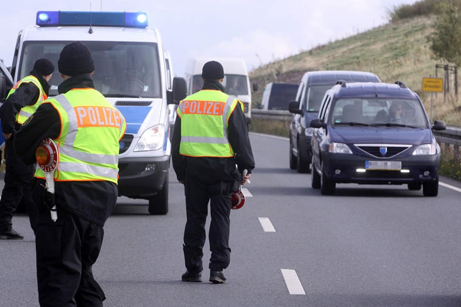 Dresdner Polizeibeamte stoppten den weißen Transporter auf der Kesselsdorfer Straße. (Archivbild)