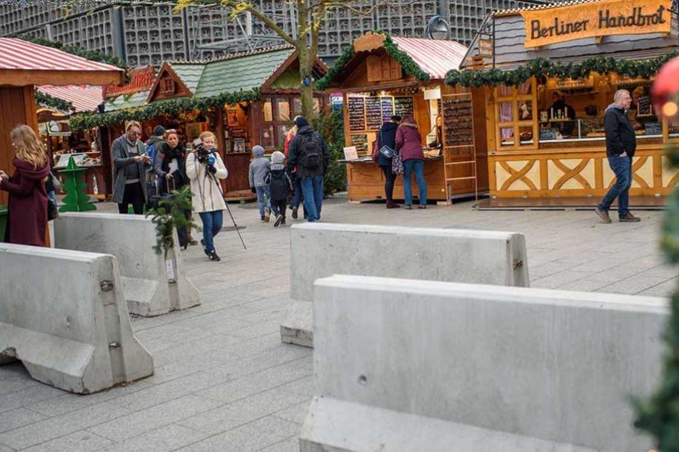 Betonpoller sollen den Weihnachtsmarkt vor Anschlägen mit Fahrzeugen schützen.