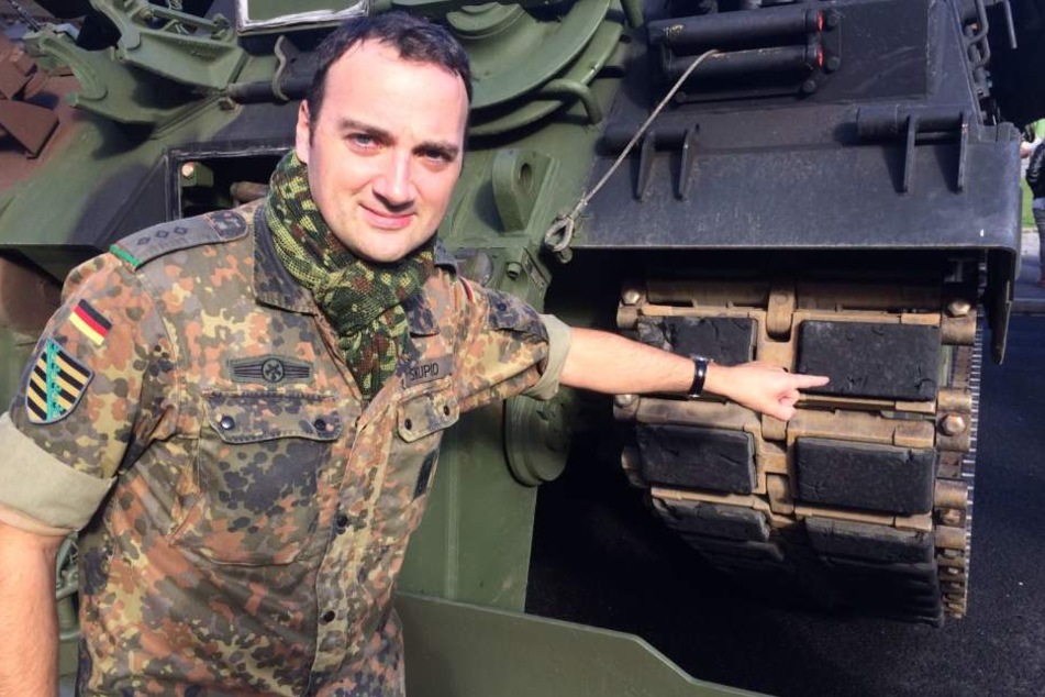 Hauptmann Wolfram Skupio (36) zeigt die Polster, die die Fahrbahn vor den Stahlketten schützen sollen.