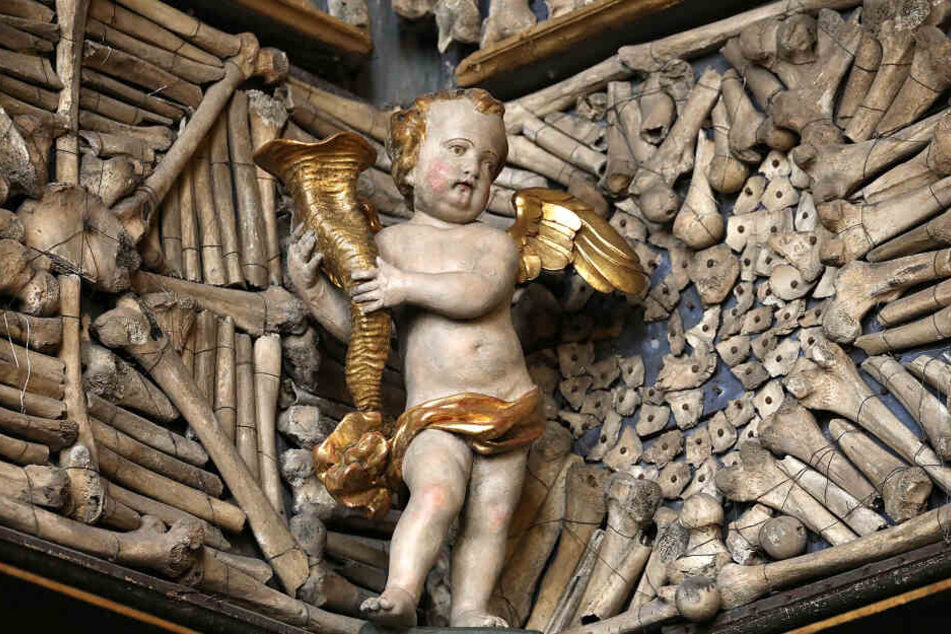 Neben all den Knochen in der Goldenen Kammer finden sich auch zahlreiche Figuren.