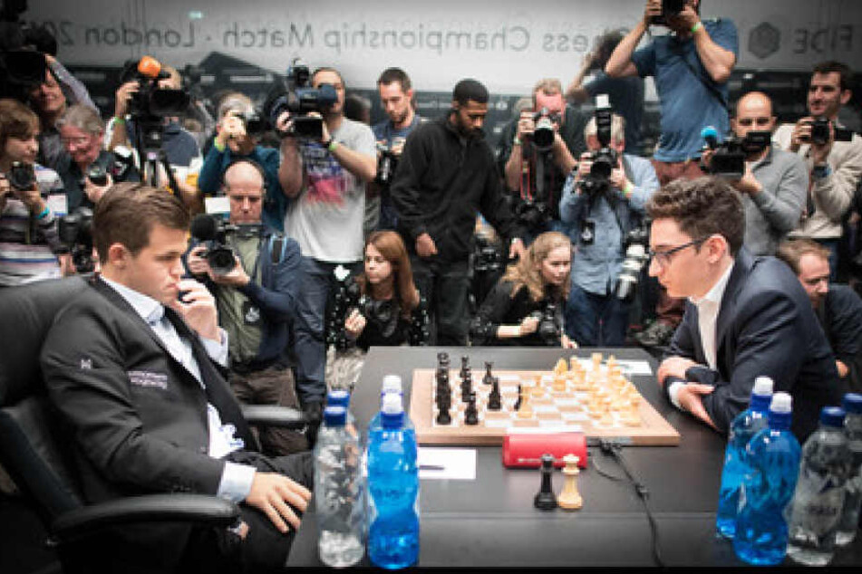 Großbritannien, London: Der amtierende Schachweltmeister Magnus Carlsen (l) aus Norwegen liefert sich ein dramatisches Finale mit dem Fabiano Caruana (r) aus den USA an.