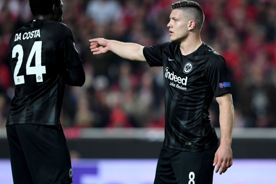 Eintracht-Knipser Luka Jovic (Re.) mit seinem Teamkollegen Danny da Costa beim Europa League-Viertelfinal-Hinspiel bei Benfica Lissabon.