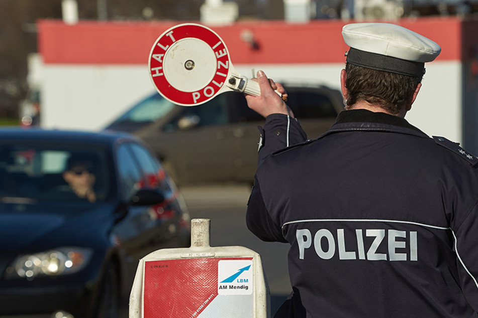 Erst durch eine Straßensperre konnte der Raser aus dem Verkehr gezogen werden. (Symbolbild)