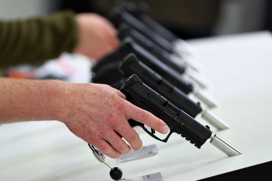 Handfeuerwaffen des deutschen Herstellers Heckler & Koch auf einer Fachmesse. (Symbolbild)