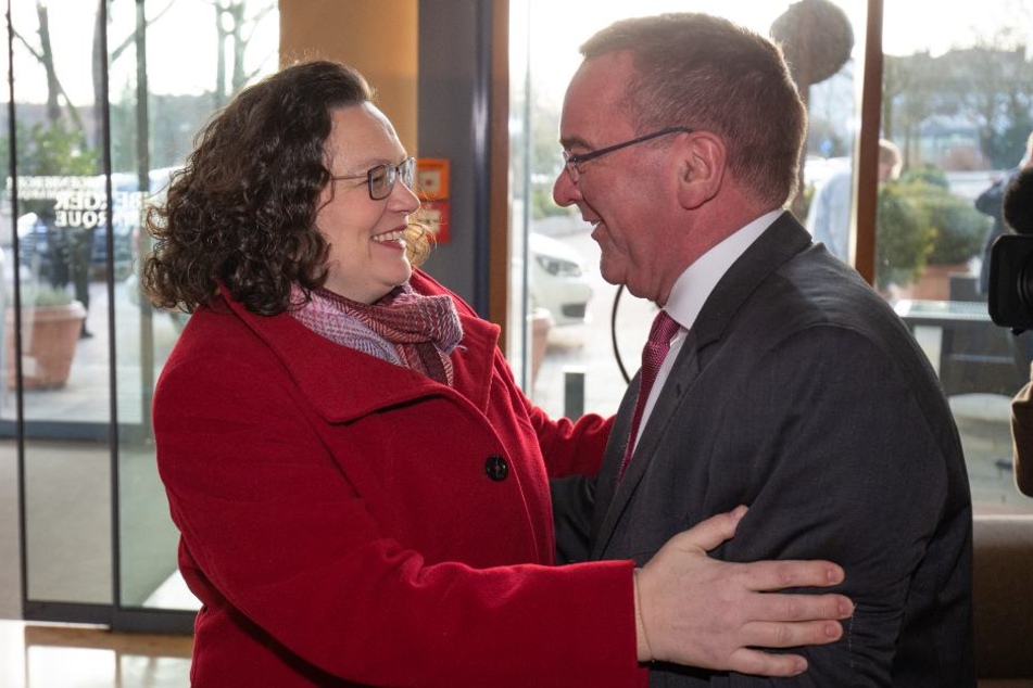 Andrea Nahles (l.), Vorsitzende der SPD, wird von Boris Pistorius, Innenminister des Landes Niedersachsen, begrüßt