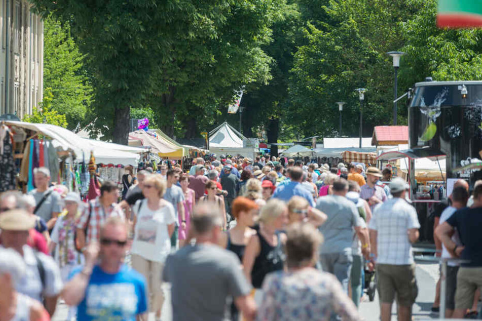 Tausende Besucher nutzten das perfekte Wetter, um auf dem Elbhangfest zu flanieren.