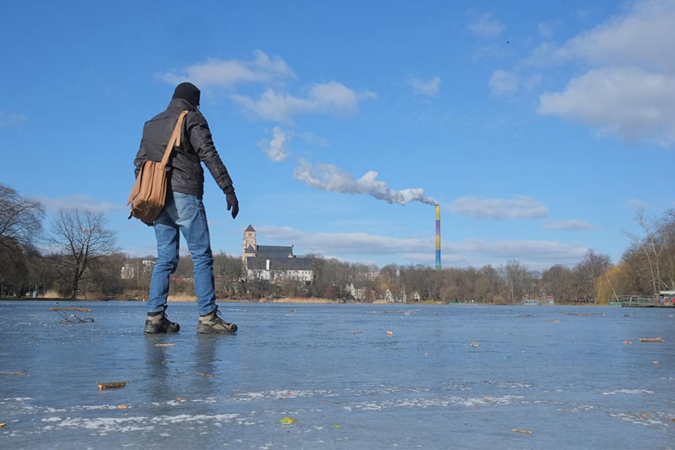 Der Greifenbachstauweiher ist zwar von einem Eispanzer bedeckt. Schlittschuhlaufen geht trotzdem nicht. Die Warnhinweise sind eindeutig.