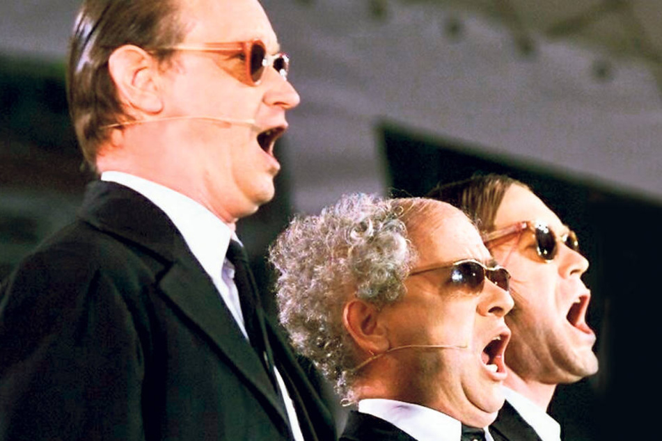 2002: Das Zwinger Trio stimmt ein Lied auf den 20. Geburtstag an. Zu diesem
Zeitpunkt hat das Trio schon an weit über 250 Orten in Deutschland, Österreich
und der Schweiz gespielt.