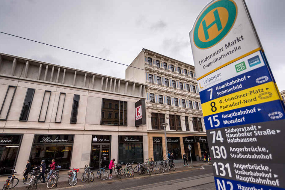 Der Detektiv musste zwei schmerzhafte Kopfnüsse einstecken und wurde nur knapp von einem Wurfgeschoss verfehlt.