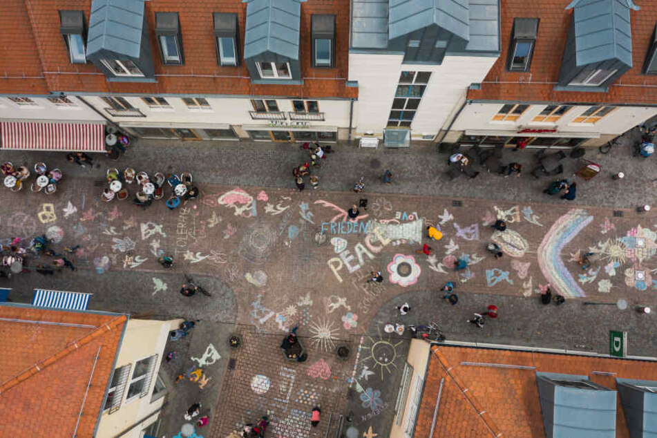 Auch die Zugangsstraßen zum Marktplatz in Köthen wurden bunt gestaltet.