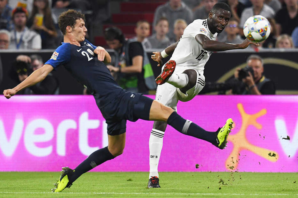 Antonio Rüdiger (r.) schlägt eine gefährliche Flanke, die Frankreichs Benjamin Pavard (l.) nicht mehr abblocken kann.