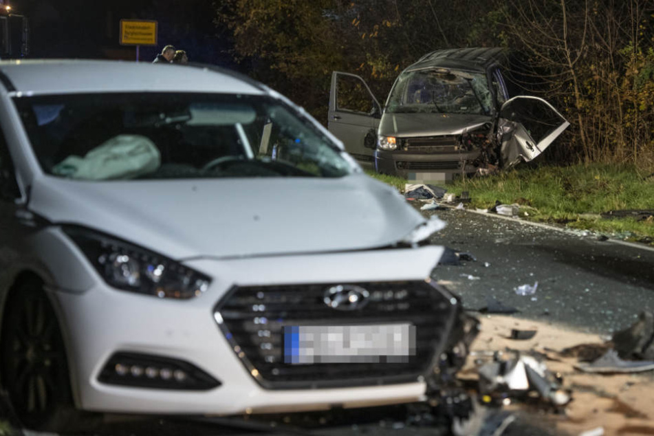 Der Transporter-Fahrer wurde bei dem Zusammenprall aus dem Fahrzeug geschleudert.