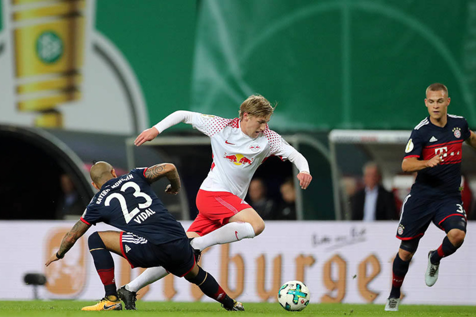 Größter Aufreger in der 1. Halbzeit: Emil Forsberg kommt durch Arturo Vidal (li.) zu Fall. Schiri Felix Zwayer gibt erst Elfmeter, entscheidet dann auf Freistoß.