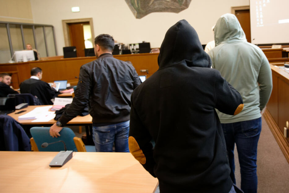 Angeklagte kommen beim Prozess um die sogenannte Scharia-Polizei in einen Gerichtssaal des Landgerichts.