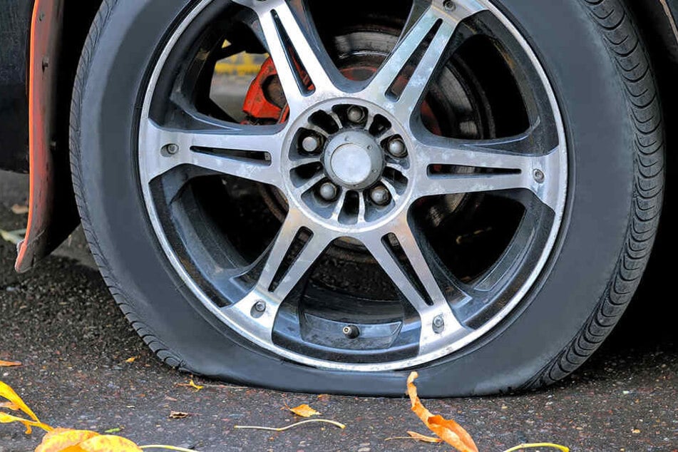 Die vier Räder des VW wurden beschädigt, das Auto war nicht mehr fahrbereit. (Symbolbild)