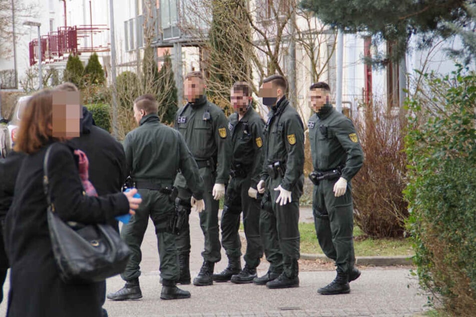 Am Mittwoch sei es zu einem Streit zwischen der 64-Jährigen und ihrem Sohn gekommen, bei dem er seine Mutter tödlich verletzt haben soll.