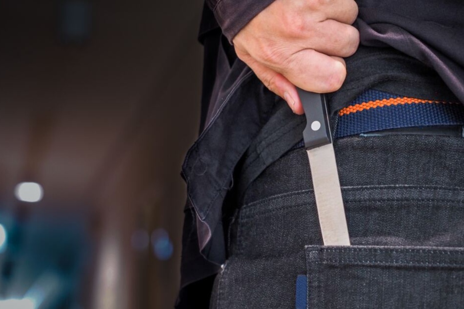 Den 32-Jährigem hielten die Jugendlichen ein Messer unter die Nase. (Symbolbild)