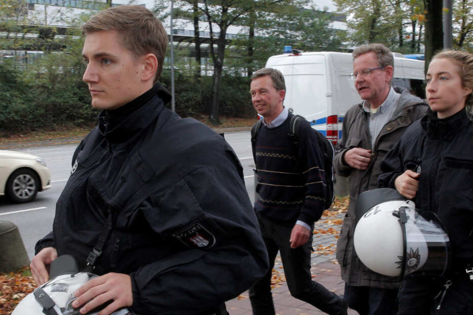 AfD-Mitbegründer Bernd Lucke (Zweiter von links) wurde unter Polizeischutz zu seiner Vorlesung gebracht.
