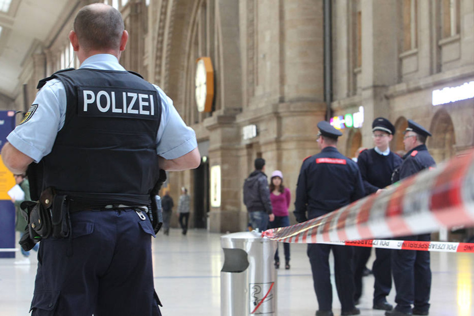 Verstöße gegen das Betäubungsmittelgesetz und das Aufenthaltsgesetz, Hausfriedensbruch, Körperverletzung... die Polizei hatte am Dienstag alle Hände voll zu tun. (Symbolbild)