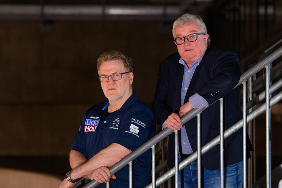 Eislöwen-Boss Volker Schnabel (rechts) und Eislöwen-Trainer Franz Steer bei der Saisonabschluss-Feier.
